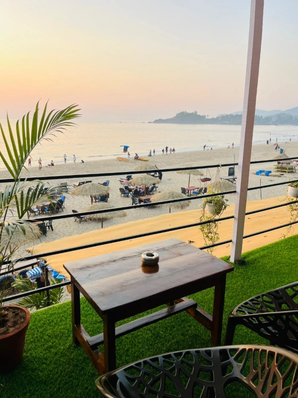 Seafront Elevated Beach Hut Sea View