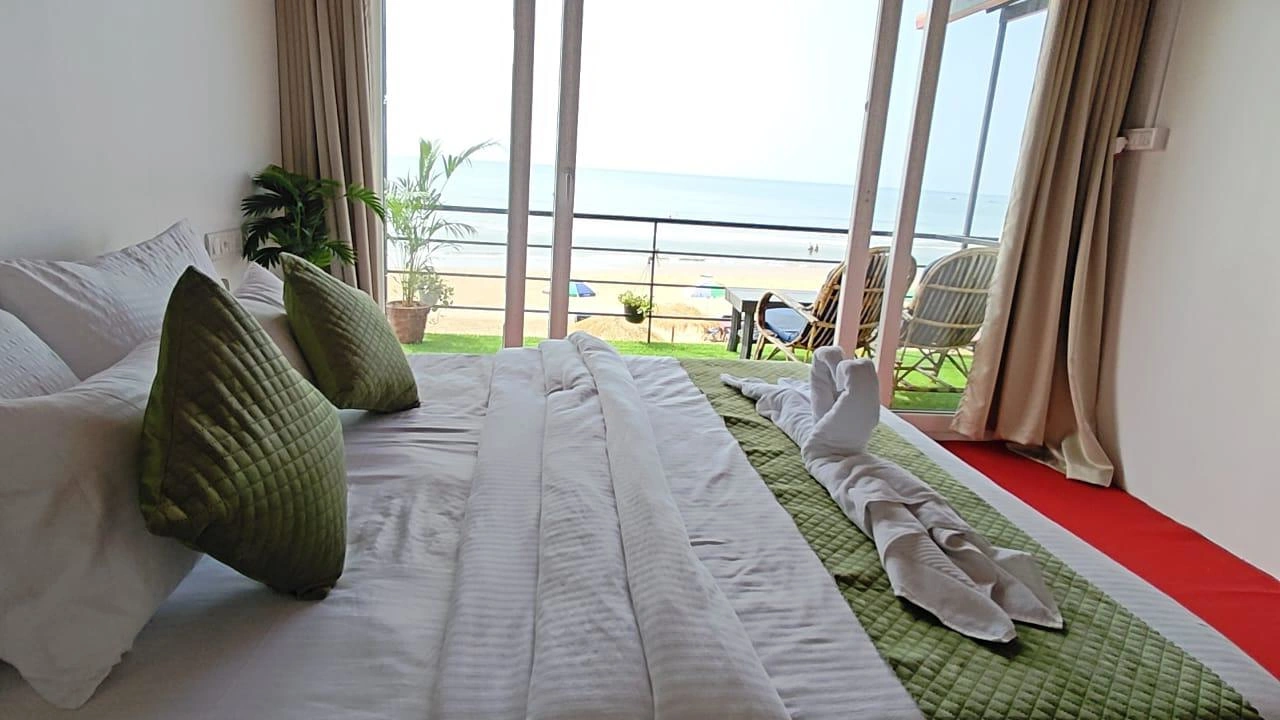 Seafront Elevated Beach Hut Sea View