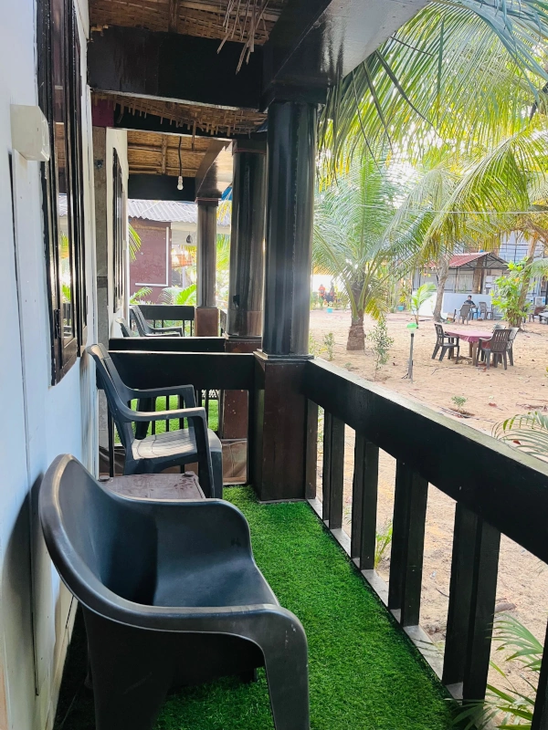 Garden view beach hut balcony