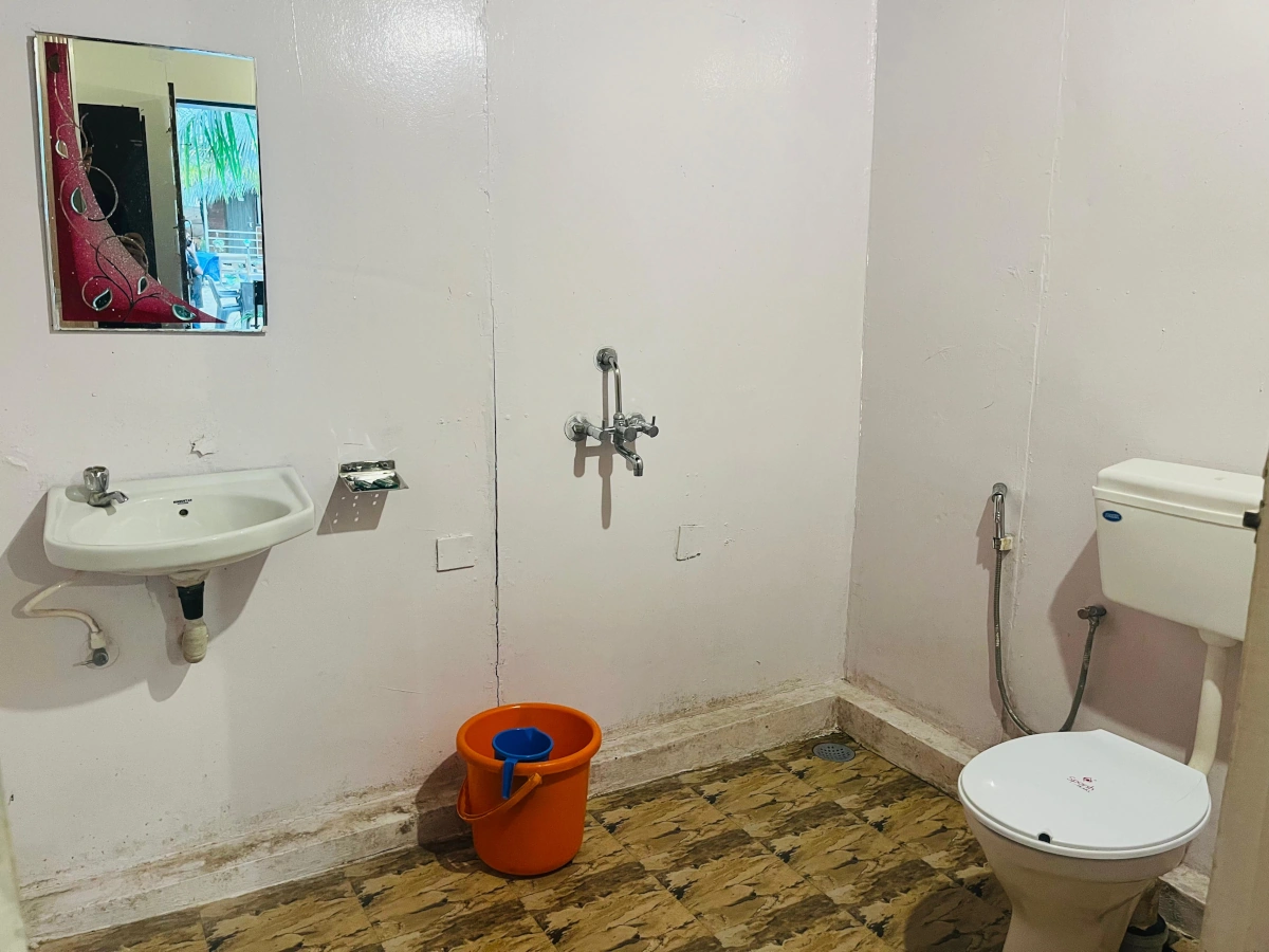 Garden view beach hut bathroom