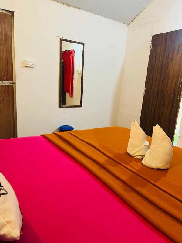 Garden view beach hut bed