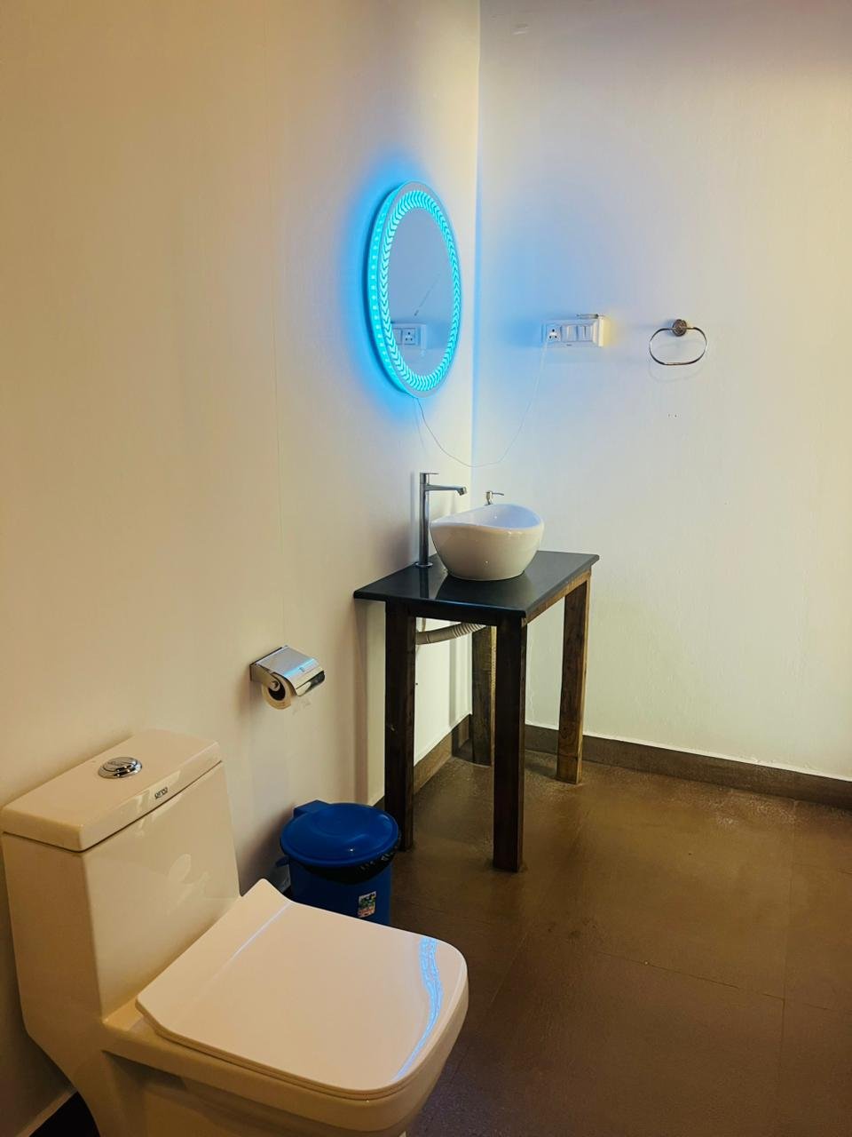 Sea Facing Beach Hut bathroom